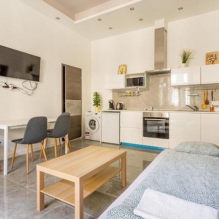 Modernized Condo At Kiraly 51 Boedapest Buitenkant foto