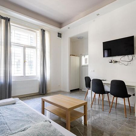 Modernized Condo At Kiraly 51 Boedapest Buitenkant foto