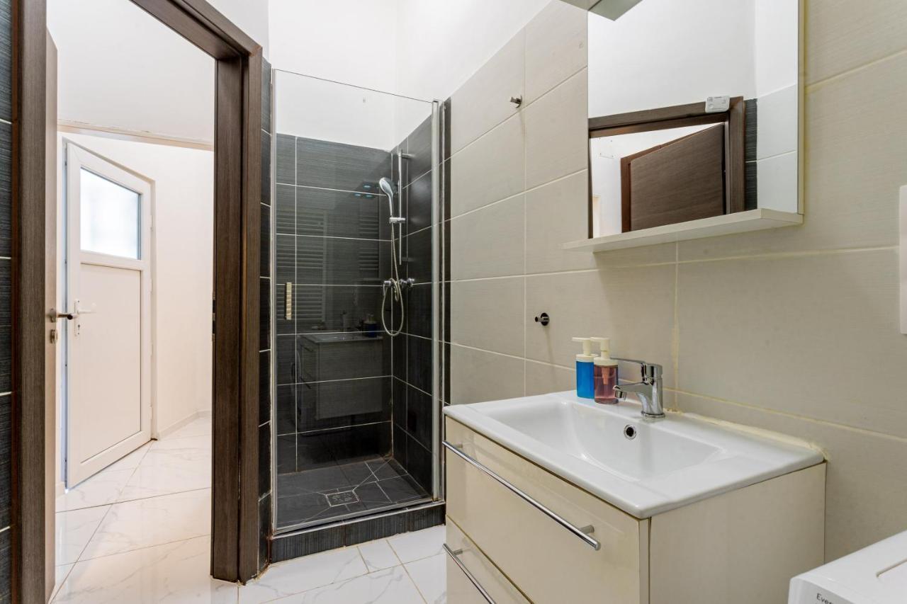 Modernized Condo At Kiraly 51 Boedapest Buitenkant foto